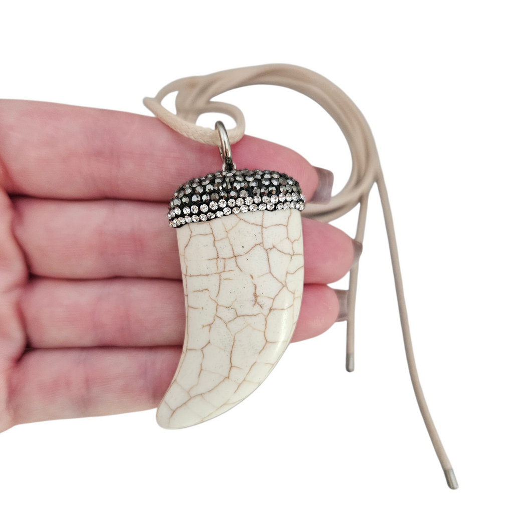 Colar Fio Bege Pingente Howlita