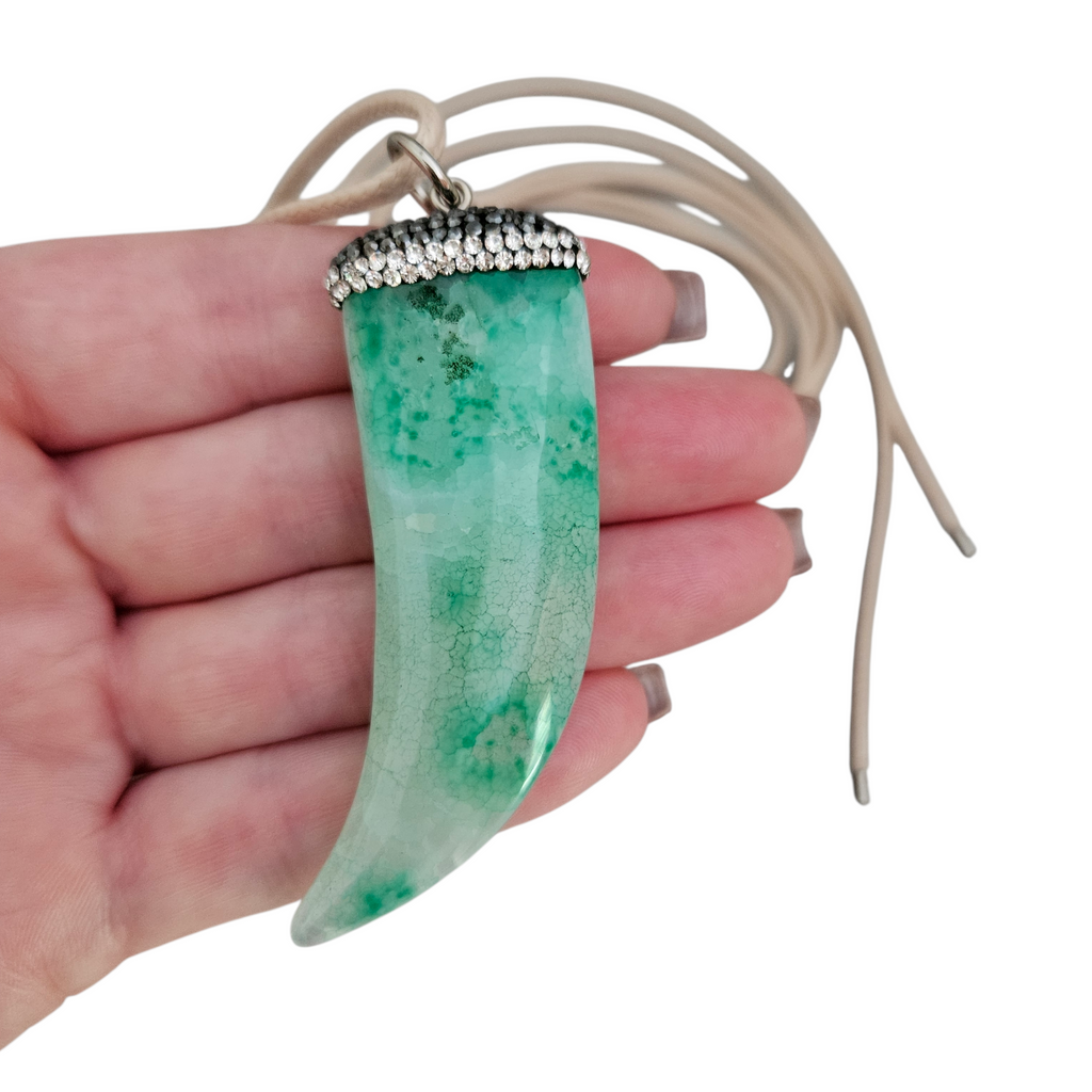 Colar Fio Bege Dente Pedra