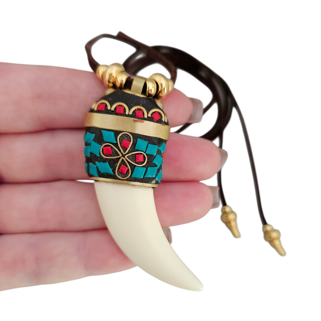 Colar Courinho Marrom Dente Marroquino