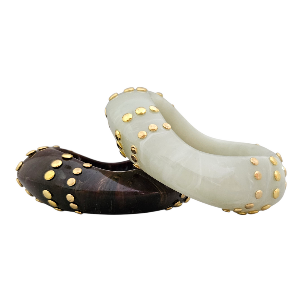 Bracelete Ondulado Tachas Douradas