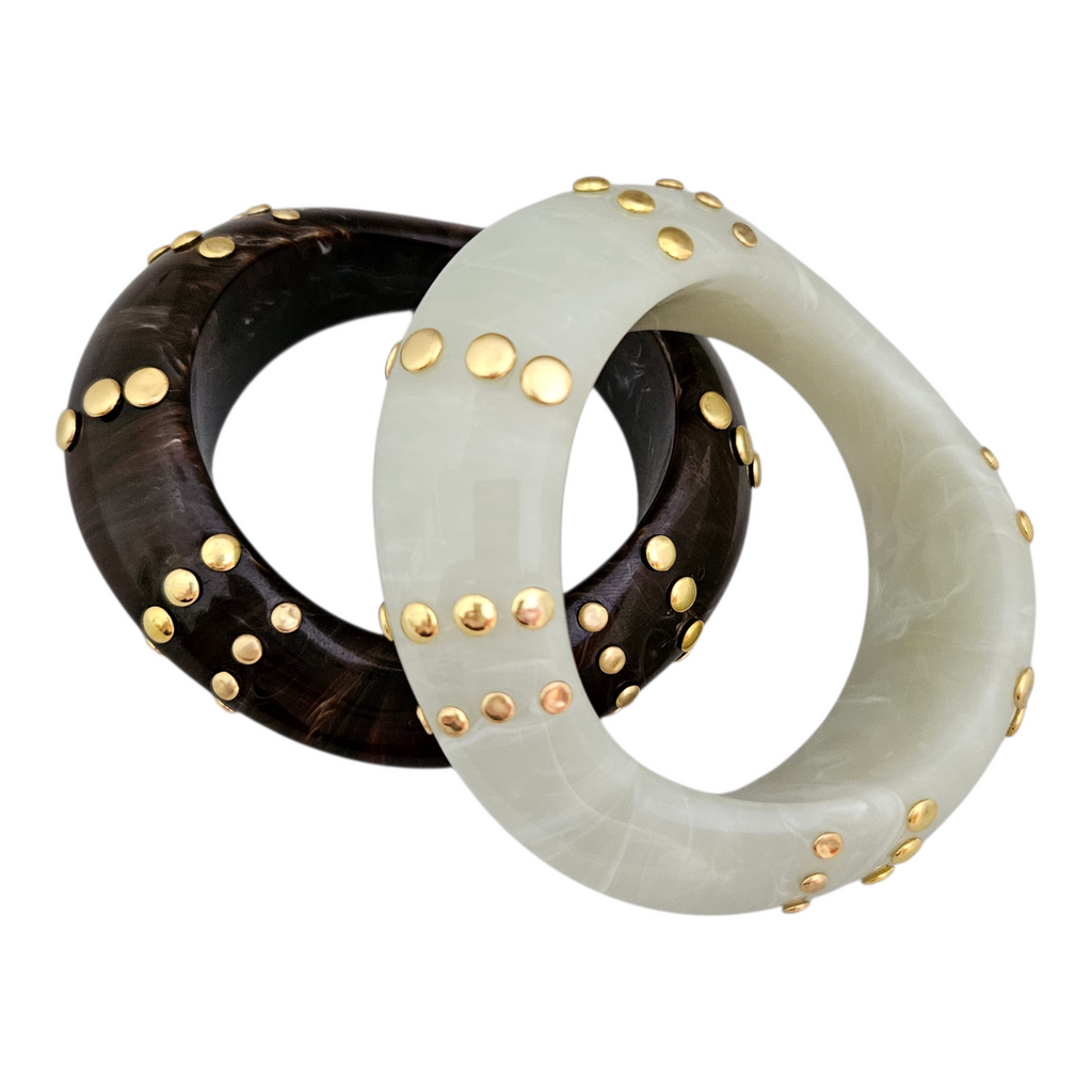 Bracelete Ondulado Tachas Douradas