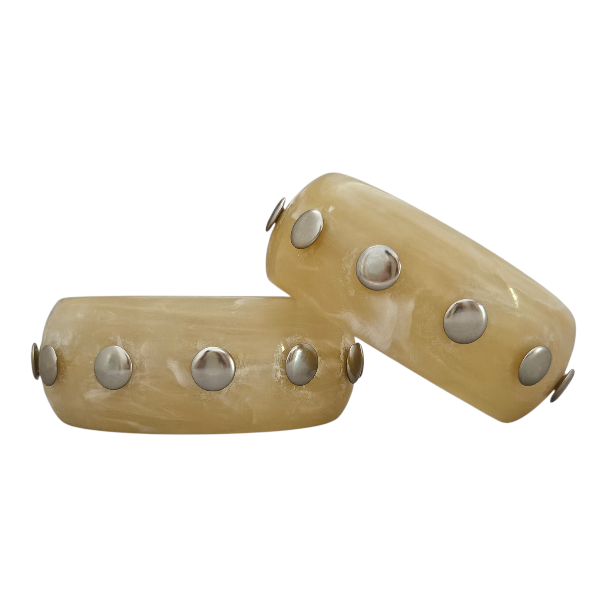Bracelete Resina Bege Tachas Prata