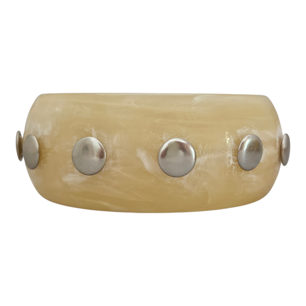 Bracelete Resina Bege Tachas Prata
