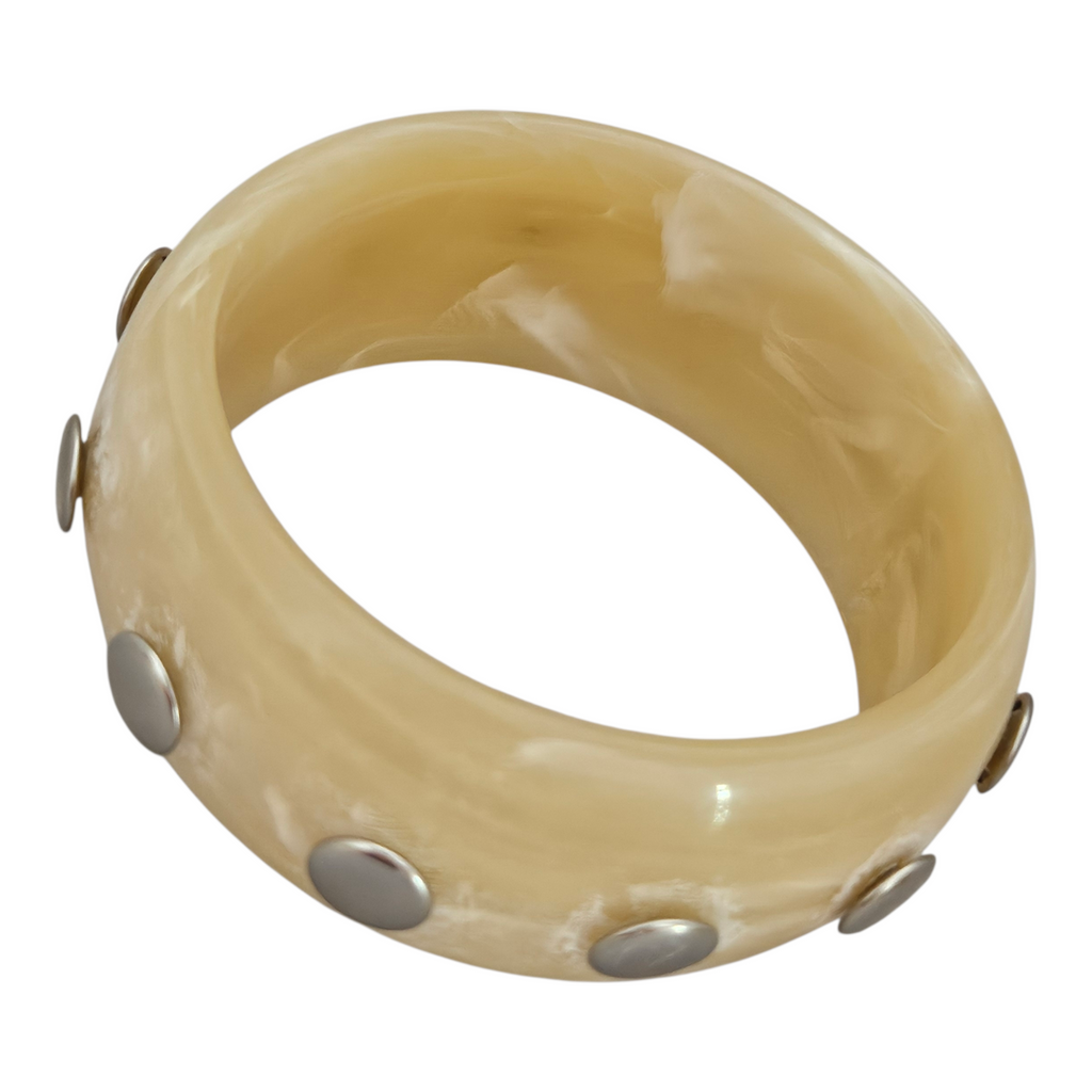 Bracelete Resina Bege Tachas Prata