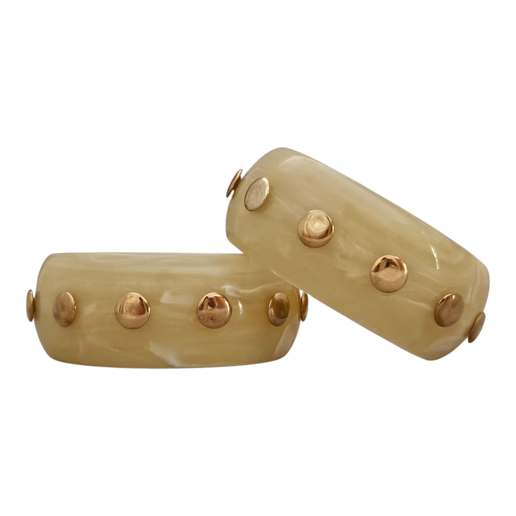 Bracelete Resina Bege Tachas Dourada