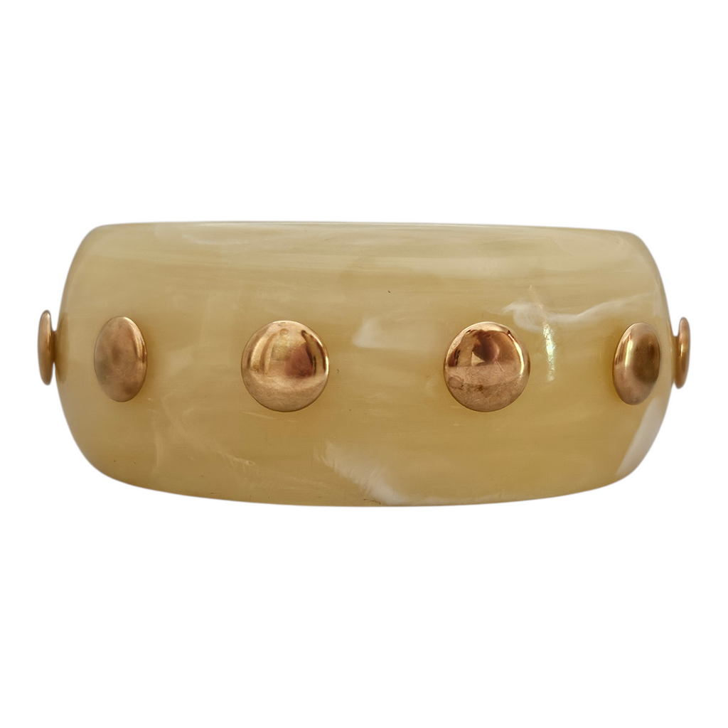 Bracelete Resina Bege Tachas Dourada