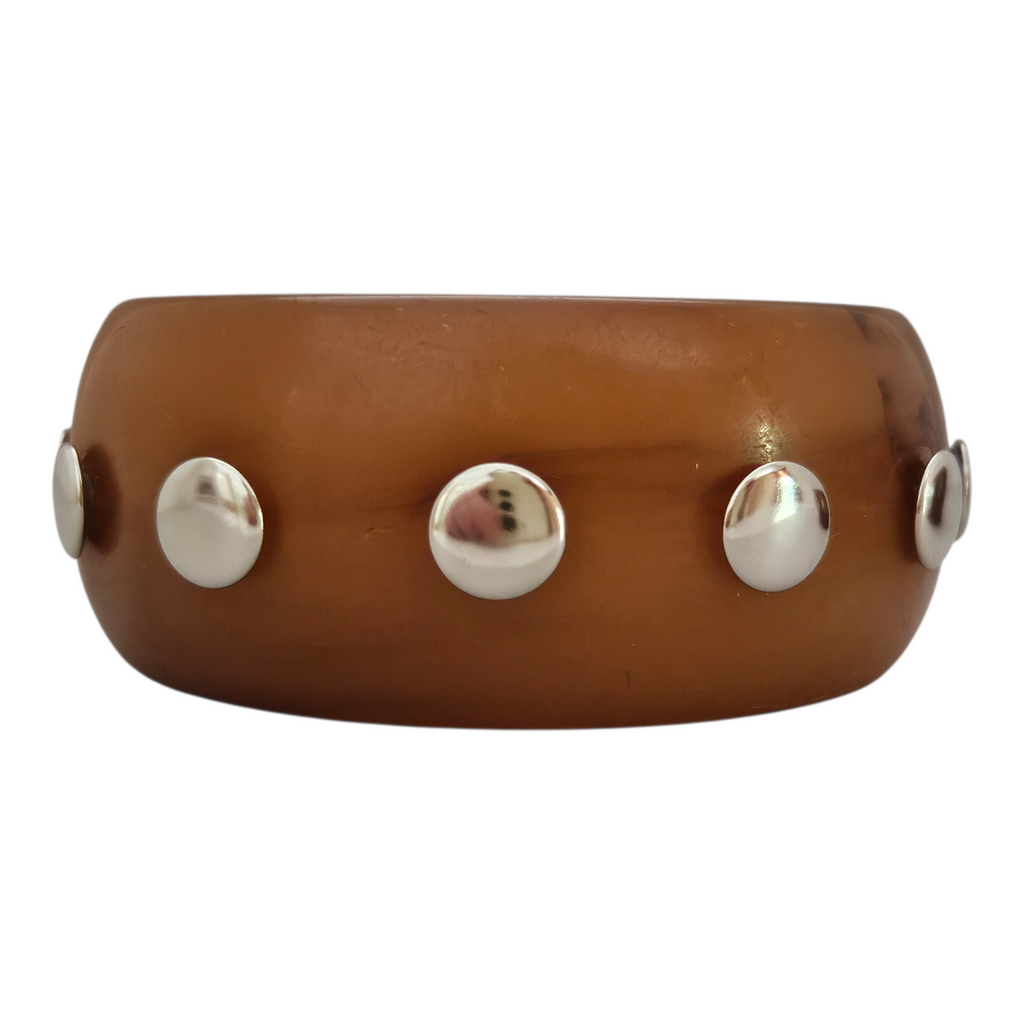 Bracelete Resina Marrom Tachas Prata