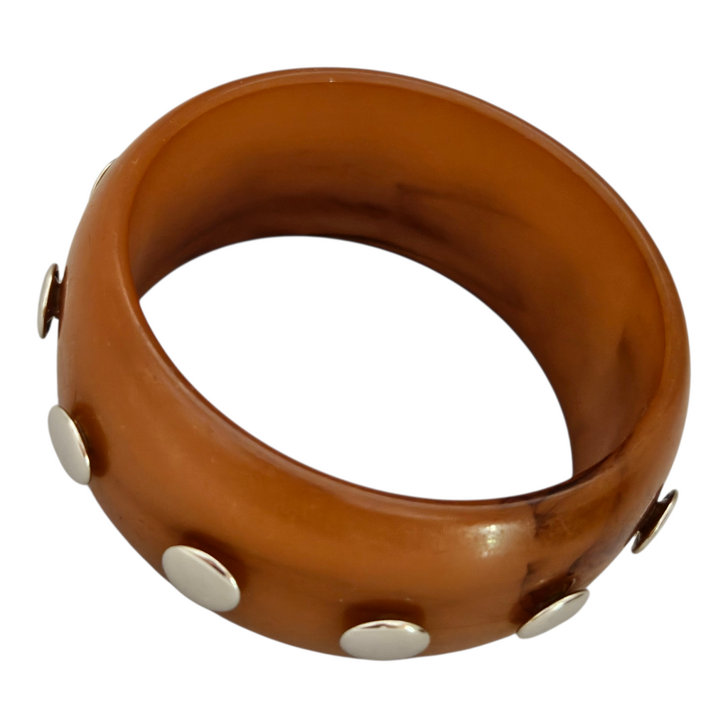 Bracelete Resina Marrom Tachas Prata