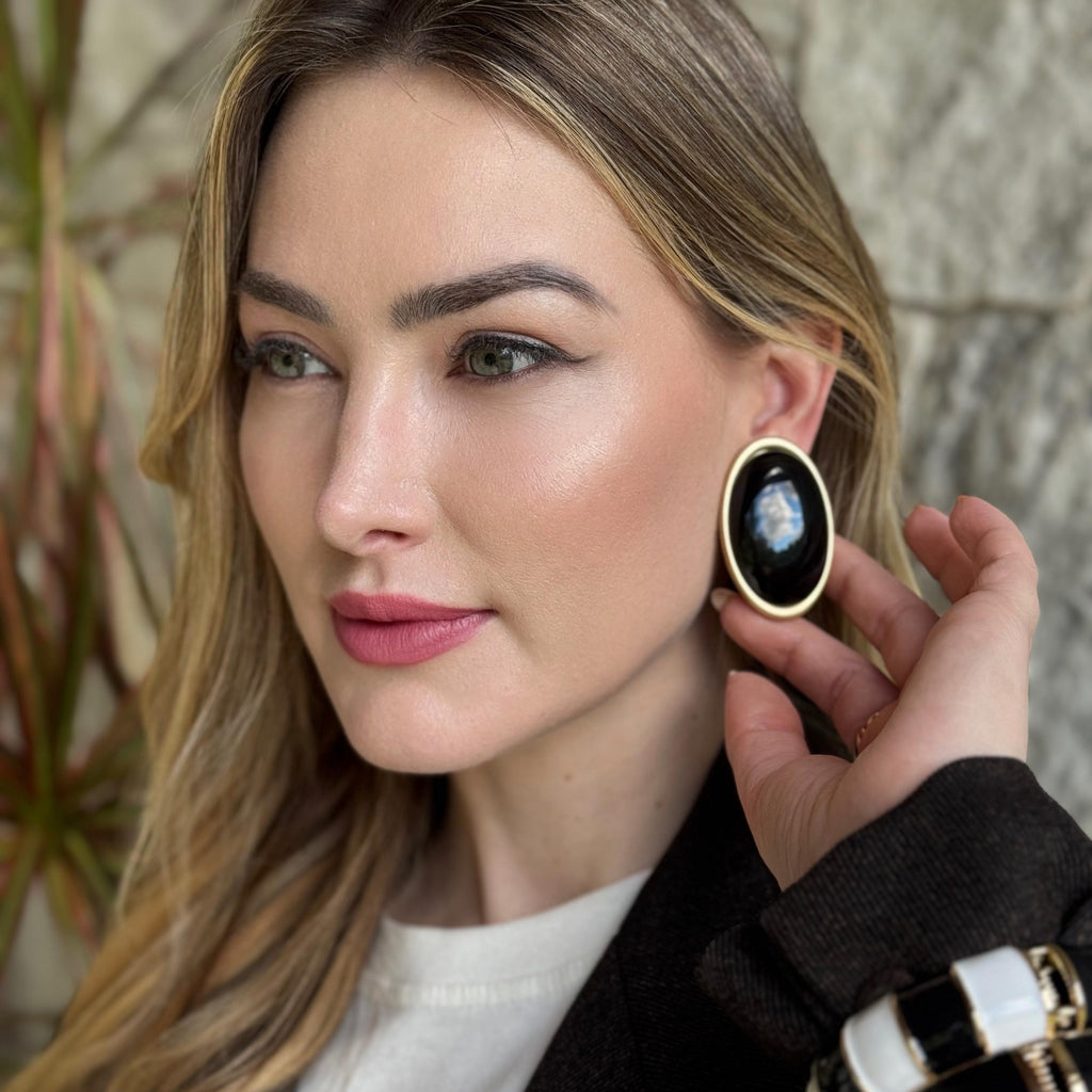 Brinco Oval Resina Preto