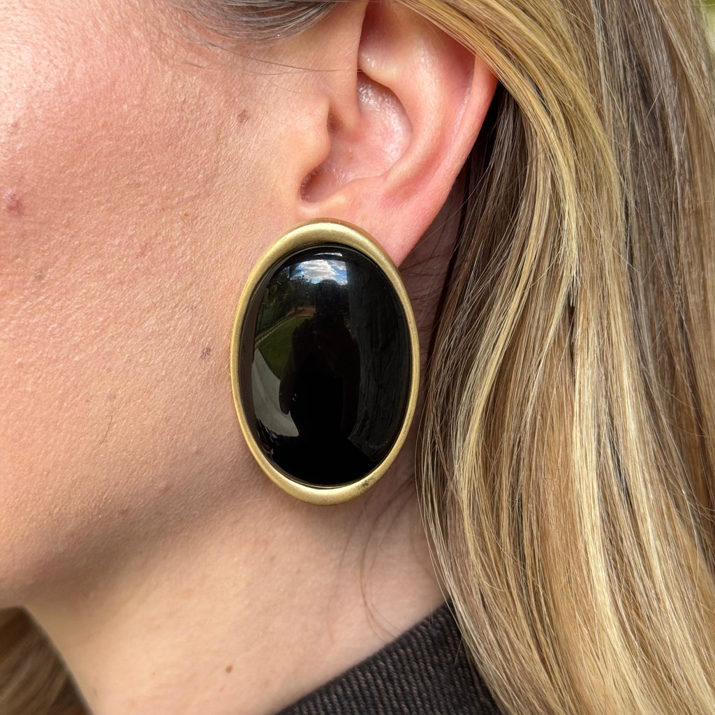 Brinco Oval Resina Preto