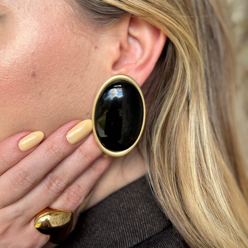 Brinco Oval Resina Preto