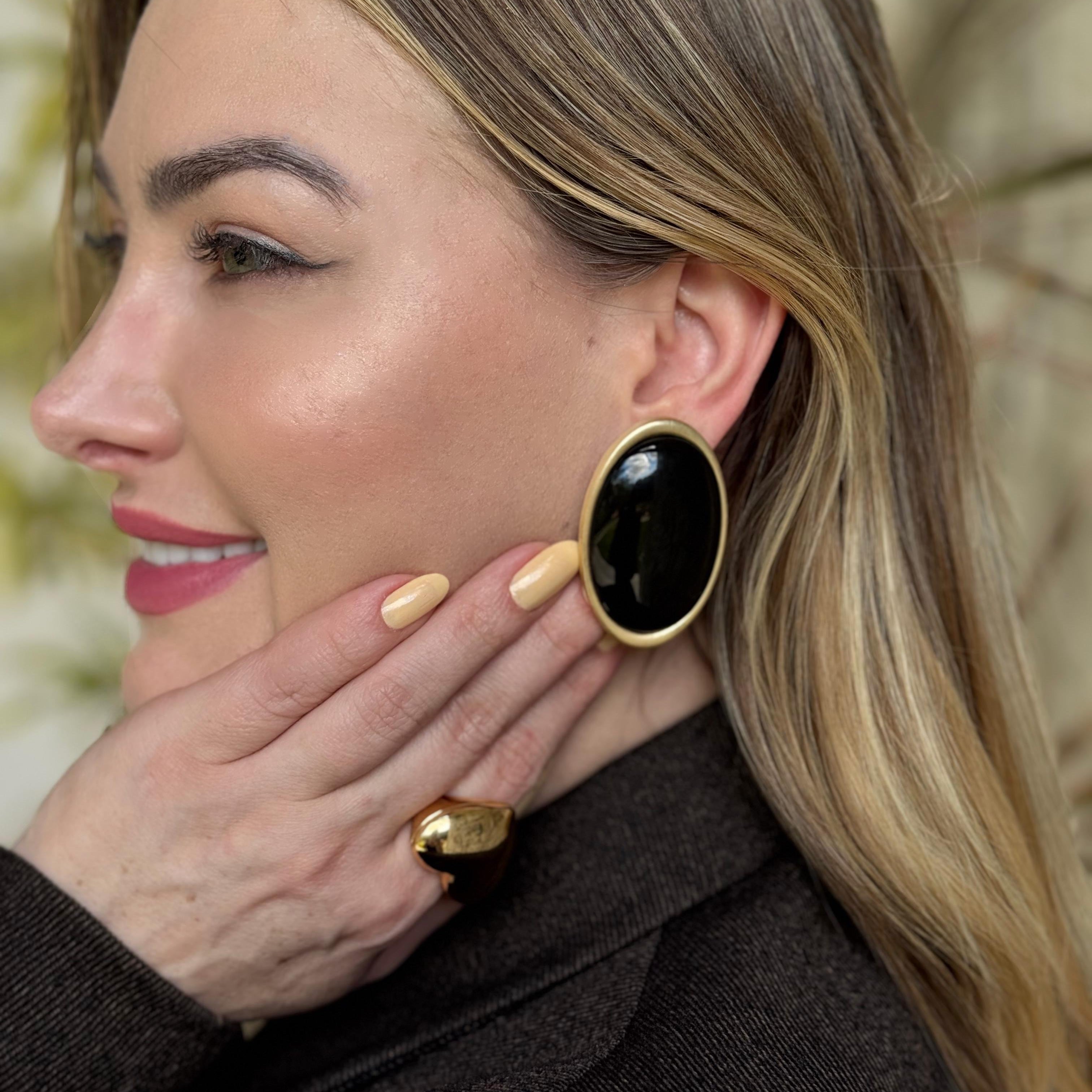 Brinco Oval Resina Preto