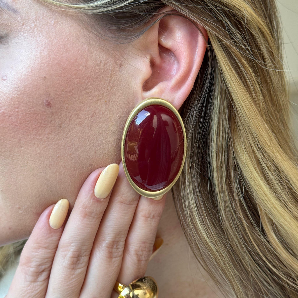 Brinco Oval Resina Bordô