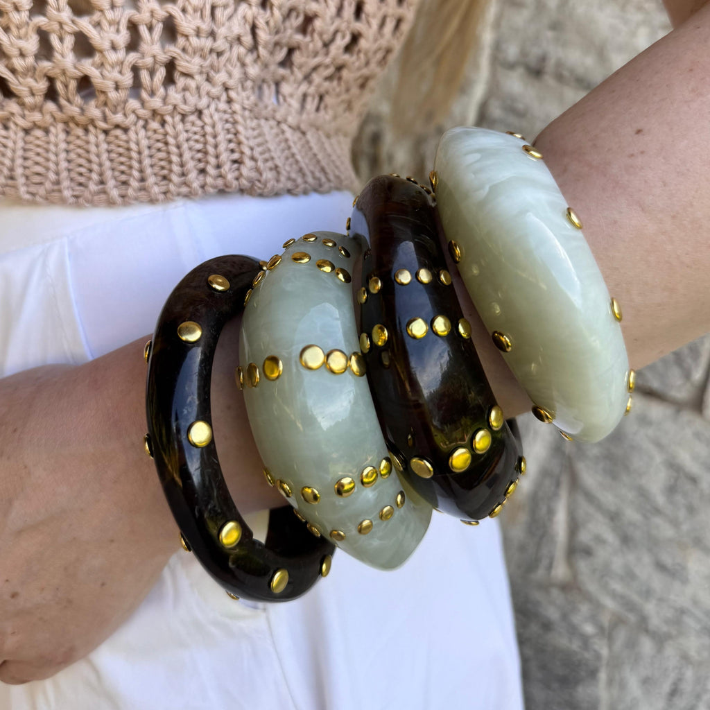 Bracelete Ondulado Tachas Douradas
