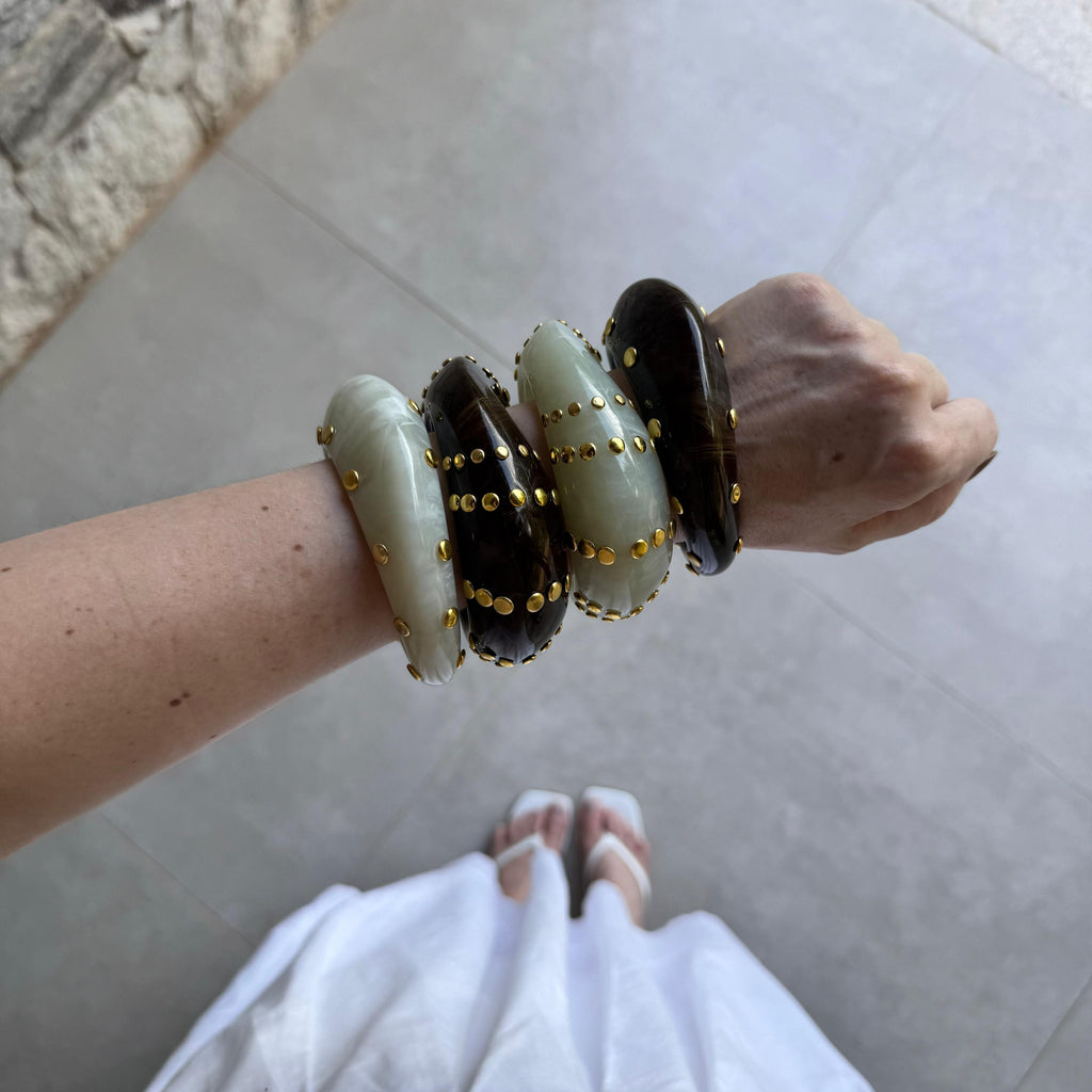 Bracelete Ondulado Tachas Douradas