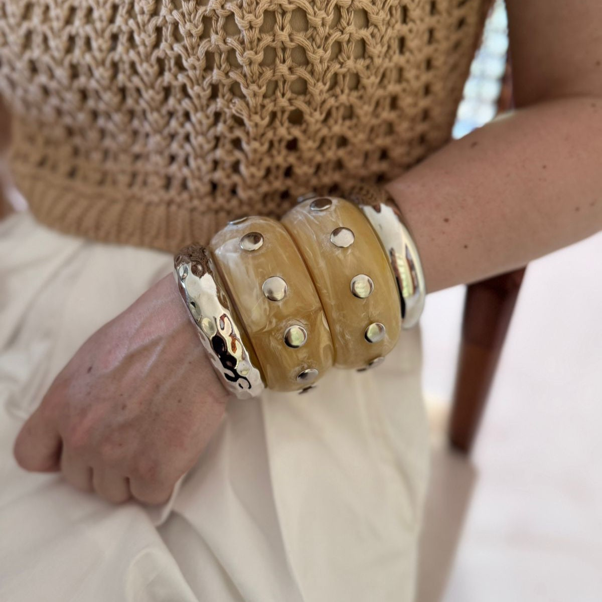 Bracelete Resina Bege Tachas Prata