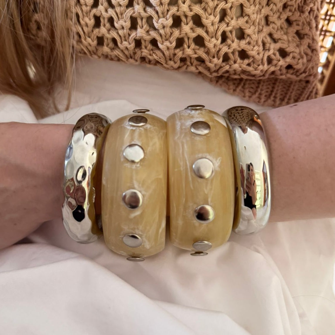 Bracelete Resina Bege Tachas Prata